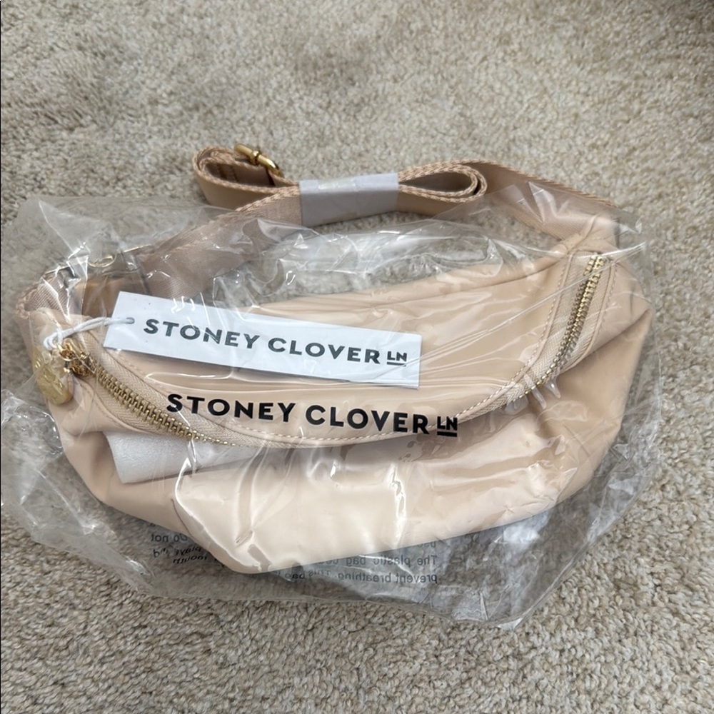 Classic Size NWT Sand Stoney Clover Fanny